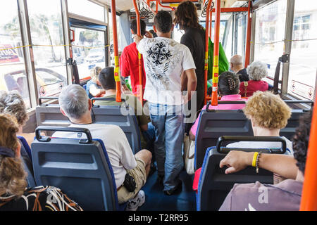 Miami Beach Florida, Metrobus, South Beach Lokal, Nahverkehr, öffentliche Verkehrsmittel, Erwachsene Erwachsene Erwachsene Männer Männer, Frau Frauen weibliche Dame, Passagierpassage Stockfoto