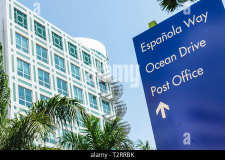 Miami Beach Florida, Washington Avenue, Straße, Schild, Richtung, Ocean Drive, Post, Gebäude, Fenster, Architektur FL090417026 Stockfoto