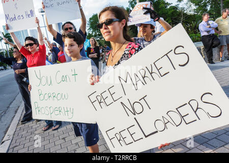 Miami Florida, Biscayne Boulevard, TEA Tax Party, Protest, Anti, Regierung, Republikanische Partei, Recht, Zeichen, Protestler, Redefreiheit, Meinung, Widerspruch, Frau weiblich Stockfoto