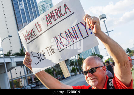 Miami Florida, Biscayne Boulevard, TEA Tax Party, Protest, Anti, Regierung, Republikanische Partei, Recht, Zeichen, Protestler, Redefreiheit, Meinung, Dissens, Mann Männer männlich, Stockfoto