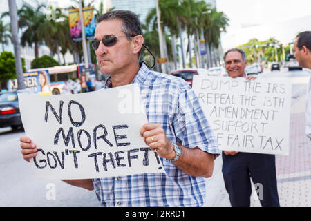 Miami Florida, Biscayne Boulevard, TEA Tax Party, Protest, Anti, Regierung, Republikanische Partei, Recht, Zeichen, Protestler, Redefreiheit, Meinung, Dissens, Mann Männer männlich, Stockfoto