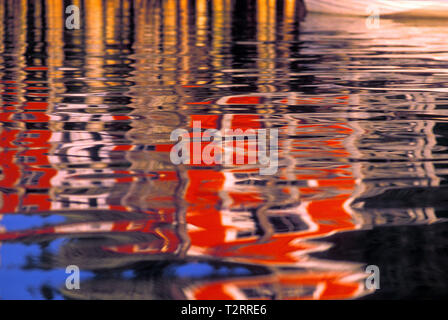 Reflexion von Lobster Boat Pier bei Sonnenuntergang. Southwest Harbor, Maine, USA Stockfoto