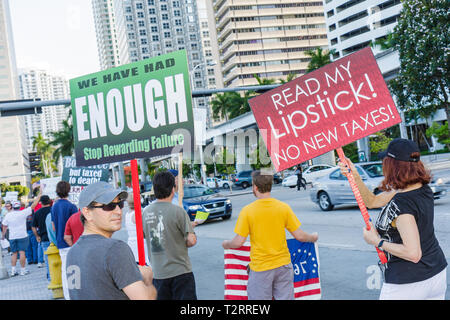 Miami Florida, Biscayne Boulevard, TEA Tax Party, Protest, Anti, Regierung, Republikanische Partei, Recht, Zeichen, Protestler, Redefreiheit, Meinung, Widerspruch, Frau weiblich Stockfoto