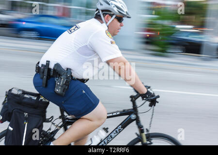 Miami Florida, Biscayne Boulevard, lateinamerikanische lateinamerikanische ethnische Einwanderer Minderheit, Erwachsene Erwachsene, Männer, Polizist, Polizei, Strafverfolgungsbehörden Stockfoto