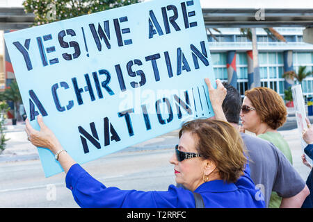 Miami Florida, Biscayne Boulevard, TEA Tax Party, Protest, Anti, Regierung, Republikanische Partei, Recht, Zeichen, Protestler, Redefreiheit, Meinung, Widerspruch, Frau weiblich Stockfoto