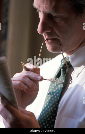 Geschäftsmann, einen Bericht zu lesen Stockfoto