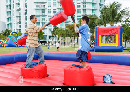 Miami Florida, Merg, Road, aret Pace Park, Easter Eggstravaganza, Familie Familien Eltern Eltern Kind Kinder, Veranstaltung, Hispanic Latino ethnischen Immigran Stockfoto