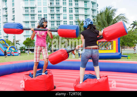 Miami Florida, Marg, Road, aret Pace Park, Easter Eggstravaganza, Familie Familien Eltern Eltern Kind Kinder, hispanische Mädchen, Youngster, weibliche Kinder c Stockfoto