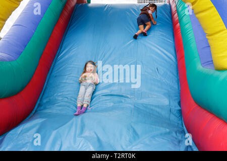 Miami Florida, Marg, Road, aret Pace Park, Easter Eggstravaganza, Familie Familien Eltern Eltern Kind Kinder, hispanische Mädchen, Youngster, weibliche Kinder c Stockfoto