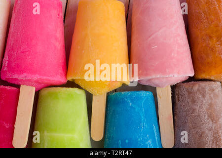 Eis am Stiel auf einem hölzernen Hintergrund Stockfoto