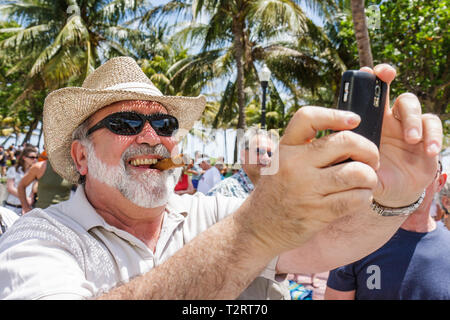 Miami Beach Florida, Ocean Drive, Erwachsene Erwachsene Männer Männer männlich, übergewichtig übergewichtig übergewichtig fettleibig fett dicke dicke rundliche Stout, Strohhut, Bart, Sonnenbrille, Rauchen, Cig Stockfoto