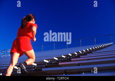 Motor amerikanische weibliche Jogger laufen Satz Zuschauertribünen Stockfoto