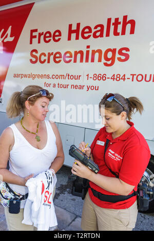 Miami Beach Florida, AIDS Walk Miami, Care Resource, HIV, Epidemie, Community Resource, Benefit, Charity, Fundraiser, Sponsor, AARP, Walgreens, kostenlose Gesundheitsanzeige Stockfoto