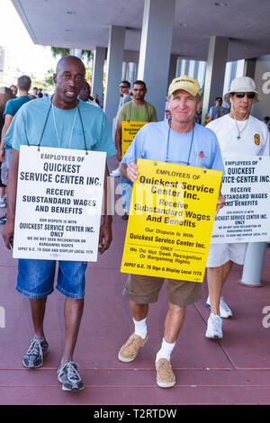 Miami Beach Florida, Miami Dade, Miami Beach Convention Center, Streikposten, Streikposten, Streik, Arbeiter, Arbeiter, Gewerkschaft, Schwarze Männer, Männer, Schild, Arbeitsstreit, l Stockfoto