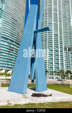 Miami Florida, Biscayne Boulevard, Metallskulptur, John Henry, je souhaite, öffentliche Kunst, blau, Hochhaus Wolkenkratzer Wolkenkratzer Gebäude Eigentumswohnung Stockfoto