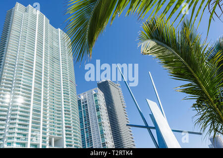 Miami Florida, Biscayne Boulevard, Metallskulptur, John Henry, je souhaite, öffentliche Kunstwerke, blau, Hochhaus Wolkenkratzer Gebäude BU Stockfoto