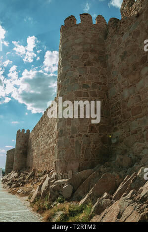 Fußgängerzone neben großen Stadtmauer mit malerischen Turm aus Steinen nach Avila. Mit einer imposanten Mauer rund um die gotische Stadt Zentrum in Spanien. Stockfoto