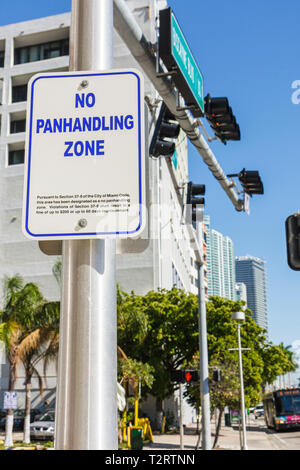 Miami Florida, Biscayne Boulevard, Innenstadt, Stadt, Schild, keine Panhandling-Zone, Betteln, Codeabschnitt, Gesetz, Durchsetzung, Warnung, Haft, Geldstrafe, FL090424027 Stockfoto