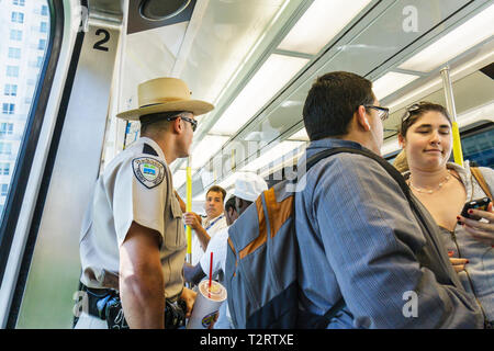 Miami Florida, Metromover, Nahverkehr, öffentlicher Verkehr, automatisierter Personenverkehr, Schwarzschwarze Afrikaner, lateinamerikanische lateinamerikanische, lateinamerikanische, ethnische Immigran Stockfoto