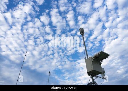 Meteorologie Tools unter einem strahlend blauen Himmel mit am Ngurah Rai Bali International Airport Stockfoto