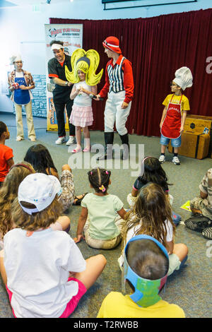 Florida, Hollywood, Hollywood Branch Library, Kinderbuchfest, Literatur, Page Turner, Autor, Riley Roam, Geschichtenerzähler, das große Pizzaabenteuer, Bühne sh Stockfoto