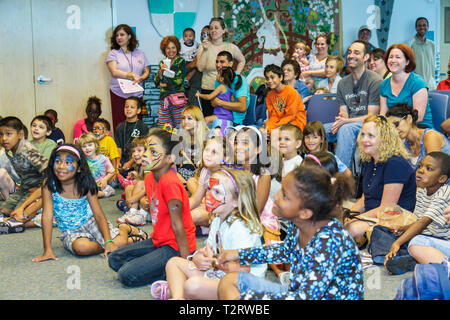 Florida Hollywood, Hollywood Branch Library, Kinderbuchfest, Literatur, das große Pizzaabenteuer, Bühnenshow, Publikum, Geschichtenerzähler, Schwarze Schwarze Afrikaner Stockfoto