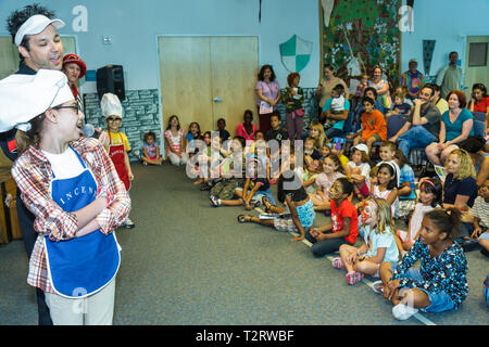 Florida Hollywood, Hollywood Branch Library, Kinderbuchfest, Literatur, das große Pizzaabenteuer, Bühnenshow, Publikum, Geschichtenerzähler, Schwarze Schwarze Afrikaner Stockfoto