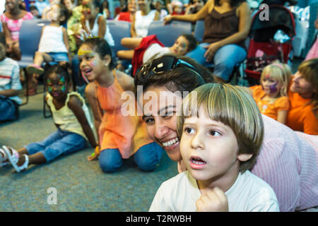 Florida Hollywood, Hollywood Branch Library, Kinderbuchfest, Literatur, das große Pizzaabenteuer, Bühnenshow, Publikum, Geschichtenerzähler, Junge Jungen, Junge Jungs Stockfoto