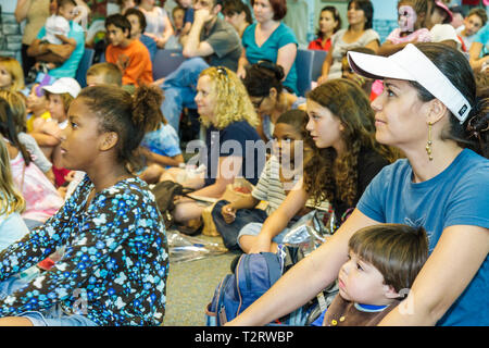 Florida Hollywood, Hollywood Branch Library, Kinderbuchfest, Literatur, das große Pizzaabenteuer, Bühnenshow, Publikum, Geschichtenerzähler, Schwarze Schwarze Afrikaner Stockfoto