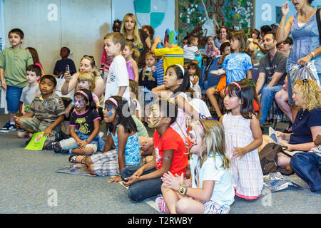 Florida Hollywood, Hollywood Branch Library, Kinderbuchfest, Literatur, das große Pizzaabenteuer, Bühnenshow, Publikum, Geschichtenerzähler, Schwarze Schwarze Afrikaner Stockfoto