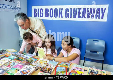 Florida Hollywood, Hollywood Branch Library, Kinderbuchfest, Literatur, Buch-Giveaway, asiatischer Mann Männer, Frau weibliche Frauen, Mädchen, Youngster, Kind Stockfoto