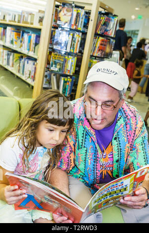 Florida Hollywood, Hollywood Branch Library, Kinderbuchfest, Literatur, Mann Männer männlich, Mädchen, Jugendliche, weibliche Kinder Kinder Vater, Eltern, Eltern Stockfoto