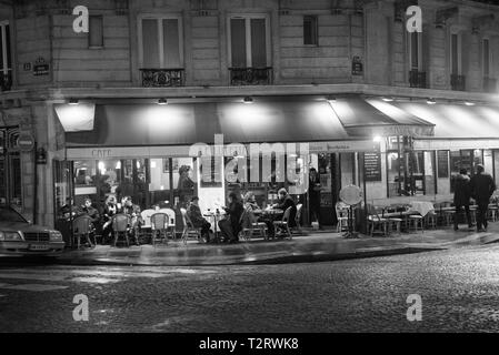 Bürgersteig Szene der Pariser Bistro in der Nacht in Schwarz und Weiß Stockfoto