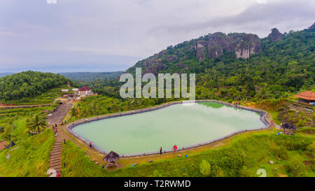 Wasserbehälter Embung Nglanggeran genannt, dient als Pool Wasser Obstplantage unten. Stockfoto