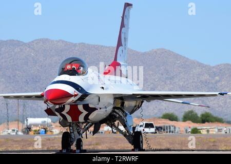 Die Air Force Thunderbirds und die Erholung von Pearl Harbor Bombardierung findet auf einer Flugshow in Arizona Stockfoto