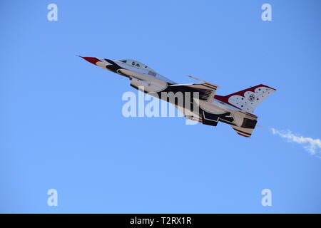 Der Premier United States Air Force Demonstration team Thunderbirds auf eine faszinierende Show Stockfoto