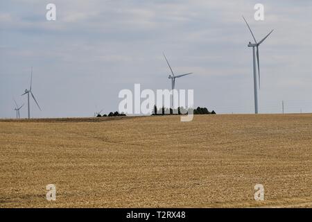 Farmen und Windkraftanlagen dot die Iowa Landschaft Stockfoto