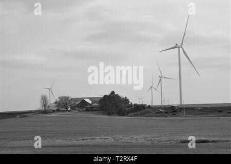 Farmen und Windkraftanlagen dot die Iowa Landschaft Stockfoto