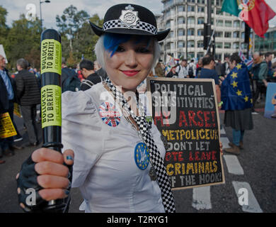 London, England. 20. Oktober, 2018. Frau mit Schlagstock auf März der Menschen nach Brexit Stimmen. © Karl Nesh/Alamy Leben Nachrichten. Stockfoto