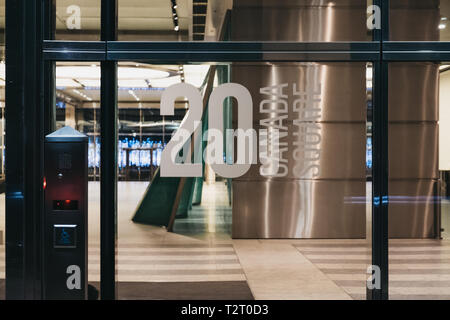 London, Großbritannien - 26 Januar, 2019: Blick von der außerhalb der Adresse auf einer Glasfassade von 20 Canada Square, a landmark Bürogebäude in der hea entfernt Stockfoto