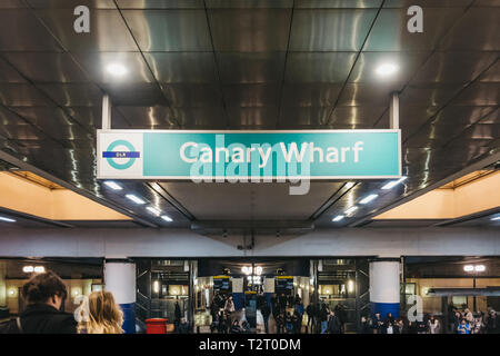 London, Großbritannien - 26 Januar, 2019: Station Name sign in Canary Wharf, Docklands Light Railway Station. Das DLR ist eine automatisierte Light Metro System in geöffnet Stockfoto