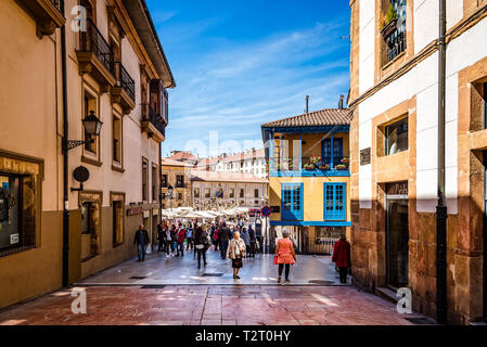 Oviedo, Spanien - 1 April, 2019: Straße mit traditionellen Häusern im historischen Stadtzentrum. Stockfoto