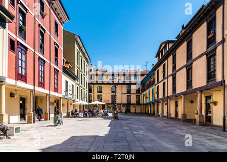 Oviedo, Spanien - April 1, 2019: Platz der Fontan mit traditionellen Häusern im historischen Stadtzentrum. Stockfoto