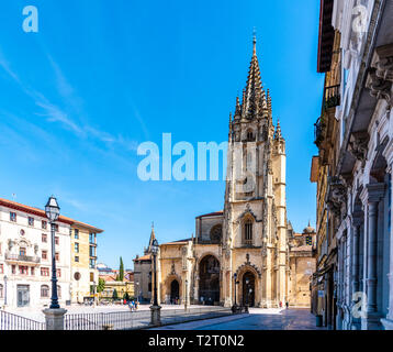 Oviedo, Spanien - 1 April, 2019: heiliger Erlöser oder die Kathedrale von San Salvador gegen den blauen Himmel Stockfoto