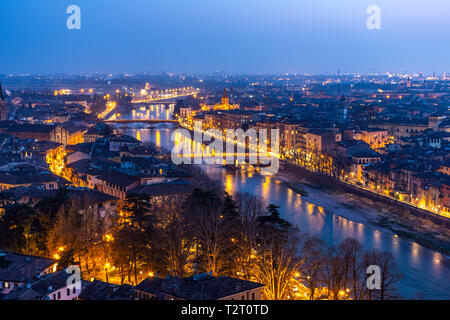 Schöne Aussicht auf den Sonnenuntergang von Verona, Venetien, Italien Stockfoto