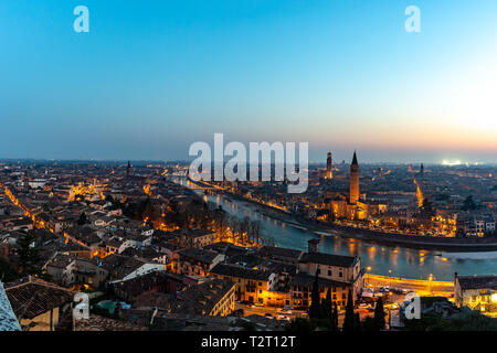 Schöne Aussicht auf den Sonnenuntergang von Verona, Venetien, Italien Stockfoto