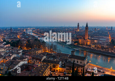 Schöne Aussicht auf den Sonnenuntergang von Verona, Venetien, Italien Stockfoto