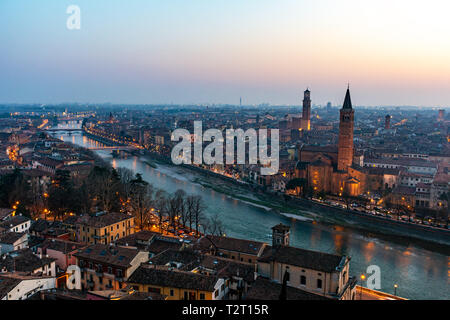 Schöne Aussicht auf den Sonnenuntergang von Verona, Venetien, Italien Stockfoto