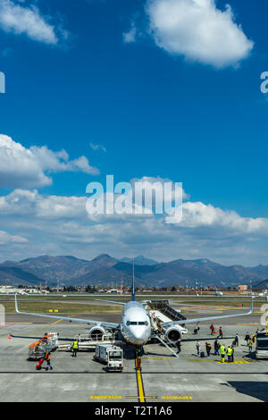 Flugzeug am terminal Gate startklar Stockfoto