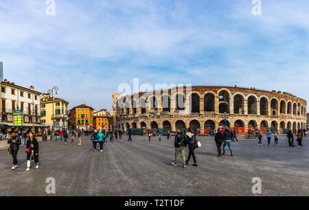 Die Piazza Bra in Verona mit dem Römischen Amphitheater Arena, Italien Stockfoto